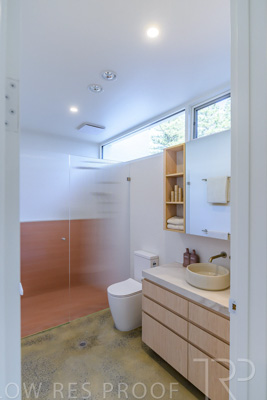 August 2025 / BATHROOM_EAST-250815_0432-HDR