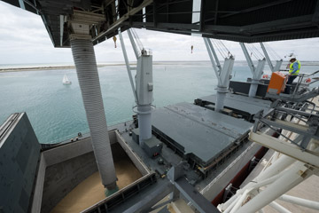 VITERRA 2013 / 091025_VITERA_1ST_SHIPLOAD_194