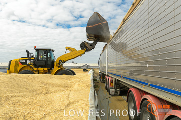 April 2015 / VITERRA_ROSEWORTHY_LOADER_0037_150429