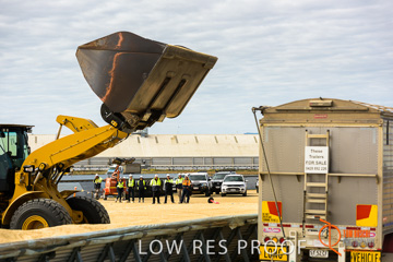 April 2015 / VITERRA_ROSEWORTHY_LOADER_0115_150429