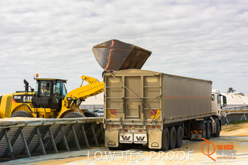 April 2015 / VITERRA_ROSEWORTHY_LOADER_0122_150429