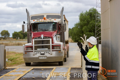 April 2017 / TRUCK_UNLOADING_SAMPLING_005_170427