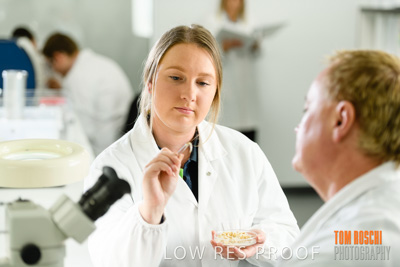 June 2018 / LAB_Microscope_female-male_colaborating_180601_005