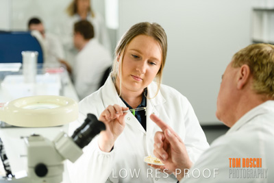 June 2018 / LAB_Microscope_female-male_colaborating_180601_013