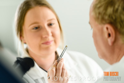 June 2018 / LAB_Microscope_female-male_colaborating_180601_038