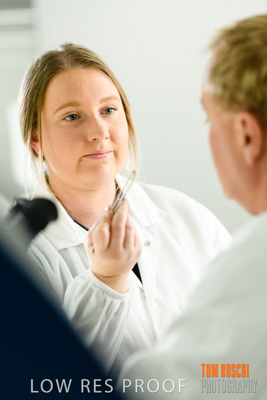 June 2018 / LAB_Microscope_female-male_colaborating_180601_040