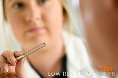 June 2018 / LAB_Microscope_female-male_colaborating_180601_042