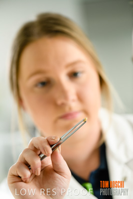 June 2018 / LAB_Microscope_female-male_colaborating_180601_050