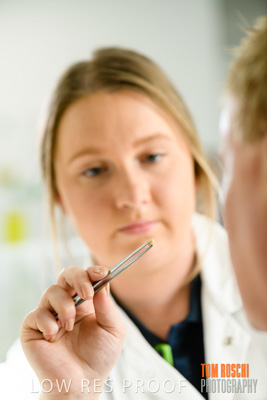 June 2018 / LAB_Microscope_female-male_colaborating_180601_052