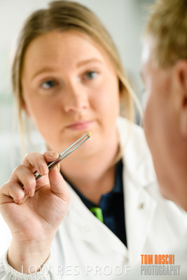 June 2018 / LAB_Microscope_female-male_colaborating_180601_054