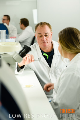 June 2018 / LAB_Microscope_female-male_colaborating_180601_073