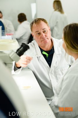 June 2018 / LAB_Microscope_female-male_colaborating_180601_074