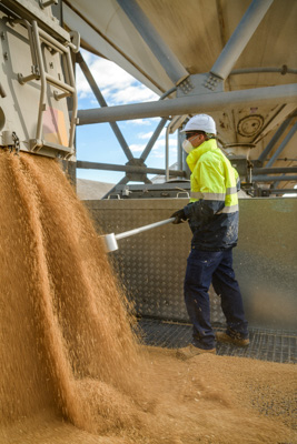 April 2019 / TRUCK_UNLOADING_190401_019