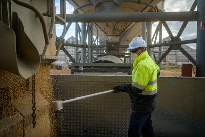 April 2019 / TRUCK_UNLOADING_190401_022
