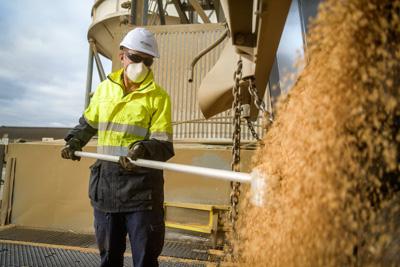 April 2019 / TRUCK_UNLOADING_190401_026