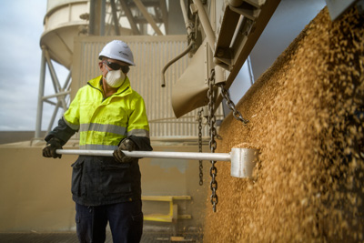 April 2019 / TRUCK_UNLOADING_190401_028