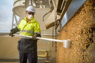 April 2019 / TRUCK_UNLOADING_190401_030