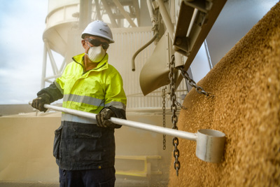April 2019 / TRUCK_UNLOADING_190401_035