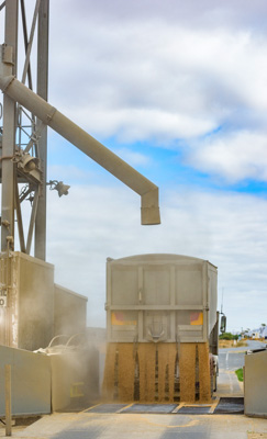 April 2019 / TRUCK_UNLOADING_190401_178