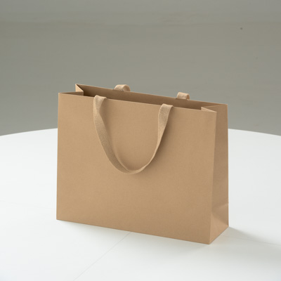 February 2024 / C57750010-Premium-Satchel-WH-CAM-RAW_240226-_Z8C6543