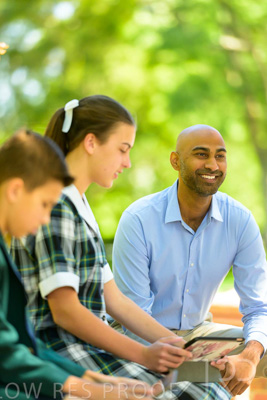 January 2024 / Teacher-with-2-Student-Sitting-Outdoors_240122_Z9E8245