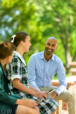 January 2024 / Teacher-with-2-Student-Sitting-Outdoors_240122_Z9E8286