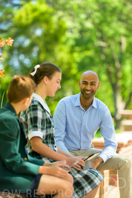 January 2024 / Teacher-with-2-Student-Sitting-Outdoors_240122_Z9E8330