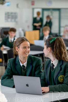 August 2025 / LIBRARY-Seniors_250826-2406