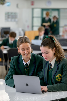 August 2025 / LIBRARY-Seniors_250826-2408