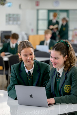 August 2025 / LIBRARY-Seniors_250826-2411