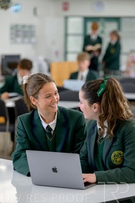 August 2025 / LIBRARY-Seniors_250826-2413