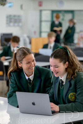 August 2025 / LIBRARY-Seniors_250826-2415