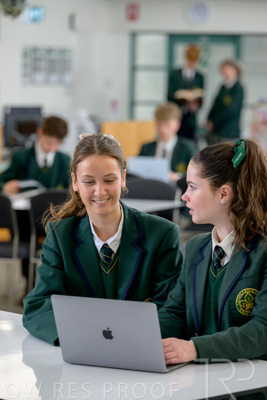 August 2025 / LIBRARY-Seniors_250826-2427