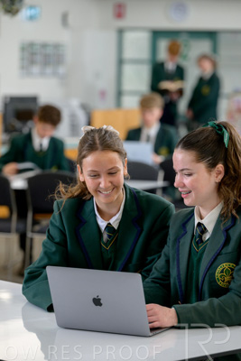 August 2025 / LIBRARY-Seniors_250826-2428