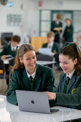 August 2025 / LIBRARY-Seniors_250826-2431