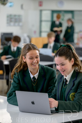 August 2025 / LIBRARY-Seniors_250826-2437