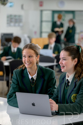 August 2025 / LIBRARY-Seniors_250826-2441