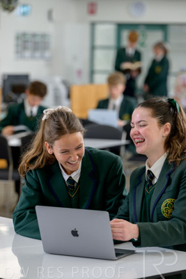 August 2025 / LIBRARY-Seniors_250826-2443