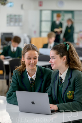 August 2025 / LIBRARY-Seniors_250826-2454