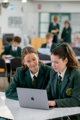 August 2025 / LIBRARY-Seniors_250826-2475