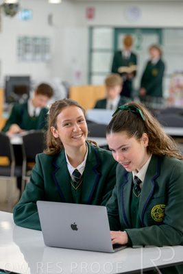 August 2025 / LIBRARY-Seniors_250826-2481