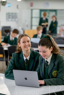 August 2025 / LIBRARY-Seniors_250826-2482