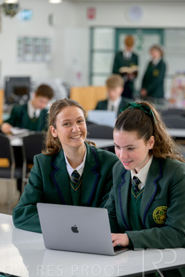 August 2025 / LIBRARY-Seniors_250826-2483