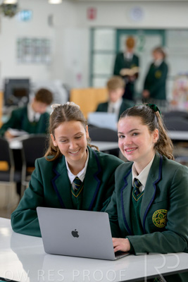 August 2025 / LIBRARY-Seniors_250826-2488