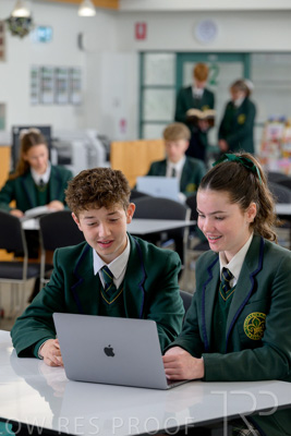 August 2025 / LIBRARY-Seniors_250826-2536