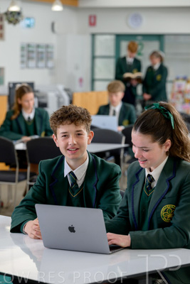 August 2025 / LIBRARY-Seniors_250826-2567