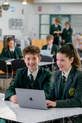 August 2025 / LIBRARY-Seniors_250826-2571