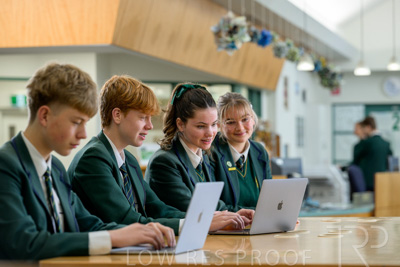 August 2025 / LIBRARY-Seniors_250826-2590