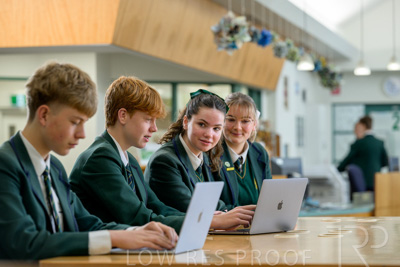 August 2025 / LIBRARY-Seniors_250826-2598