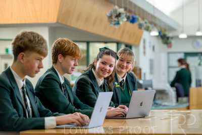 August 2025 / LIBRARY-Seniors_250826-2604